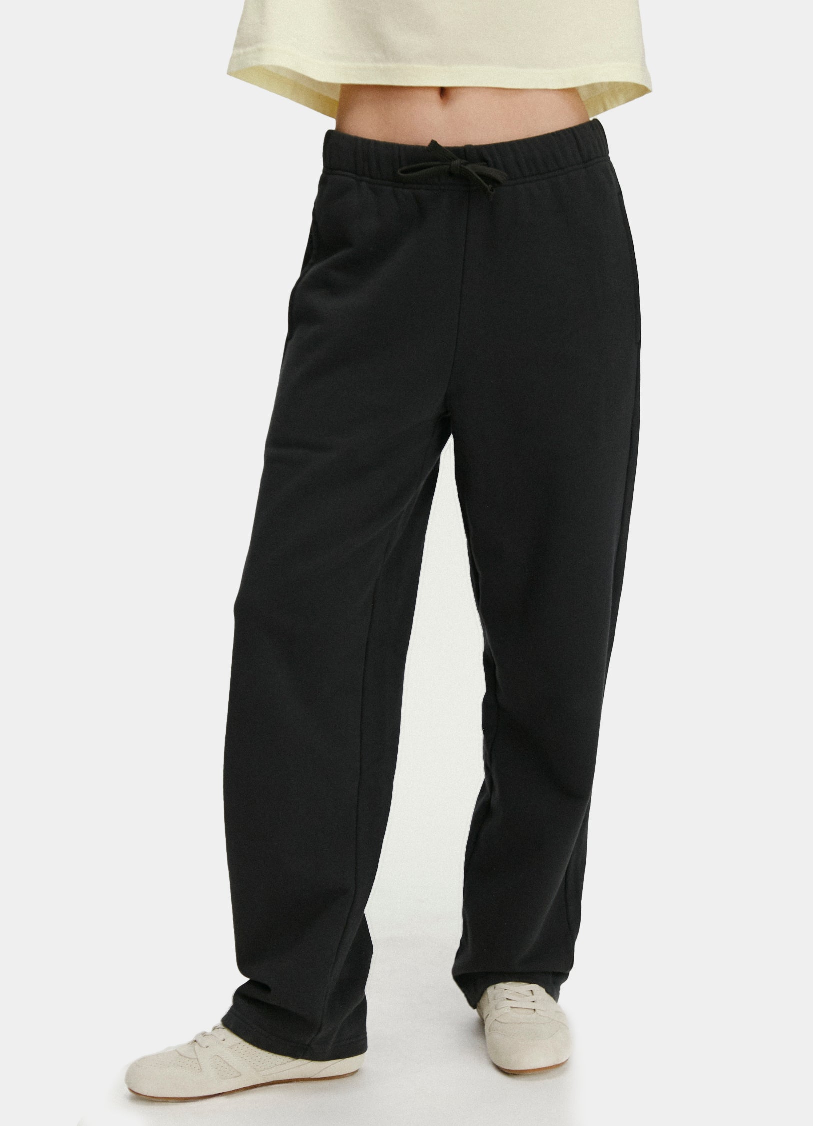 La modelo mide 1.75 m y usa talla Extra Extra Small.