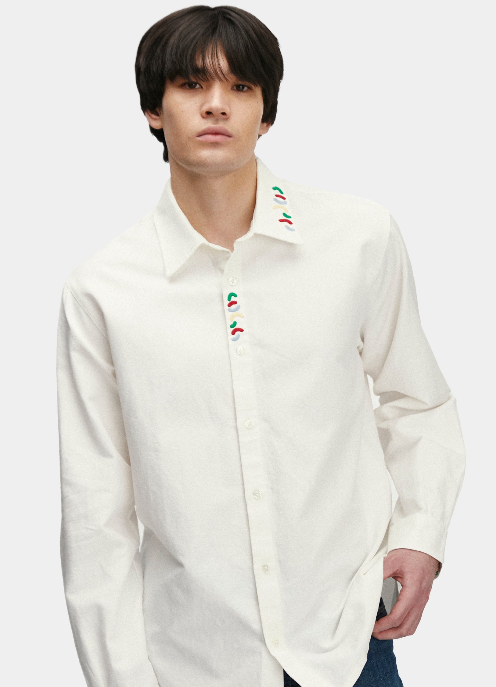 El modelo mide 1.88 m y usa talla Large.