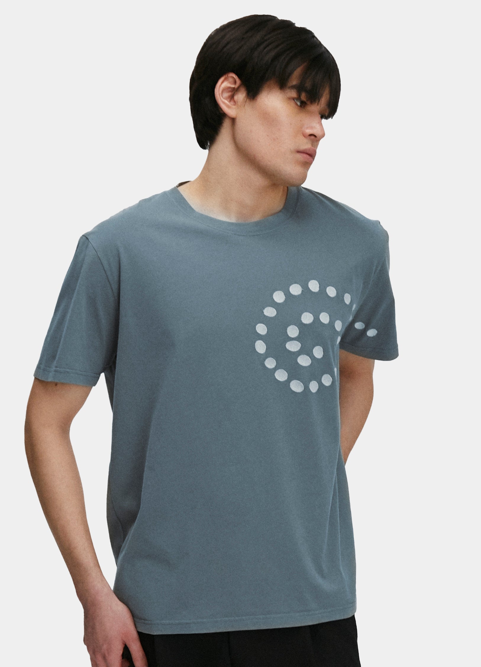 El modelo mide 1.88 m y usa talla Large.