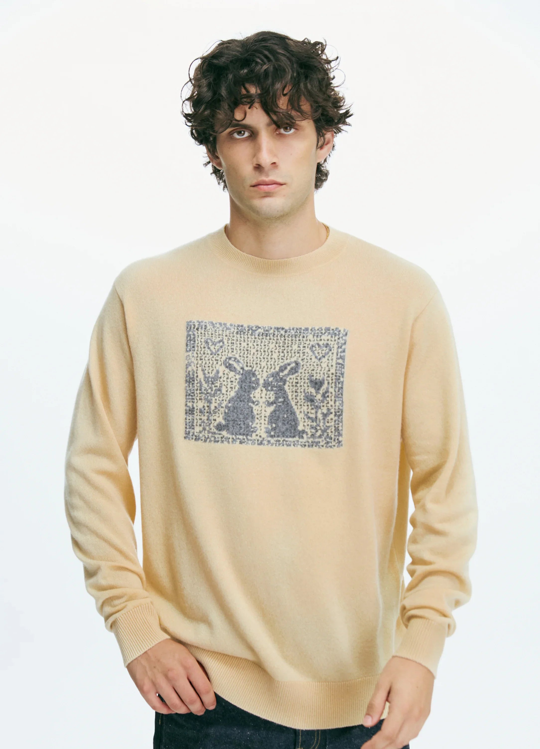 El modelo mide 1.89 m y usa talla Large.