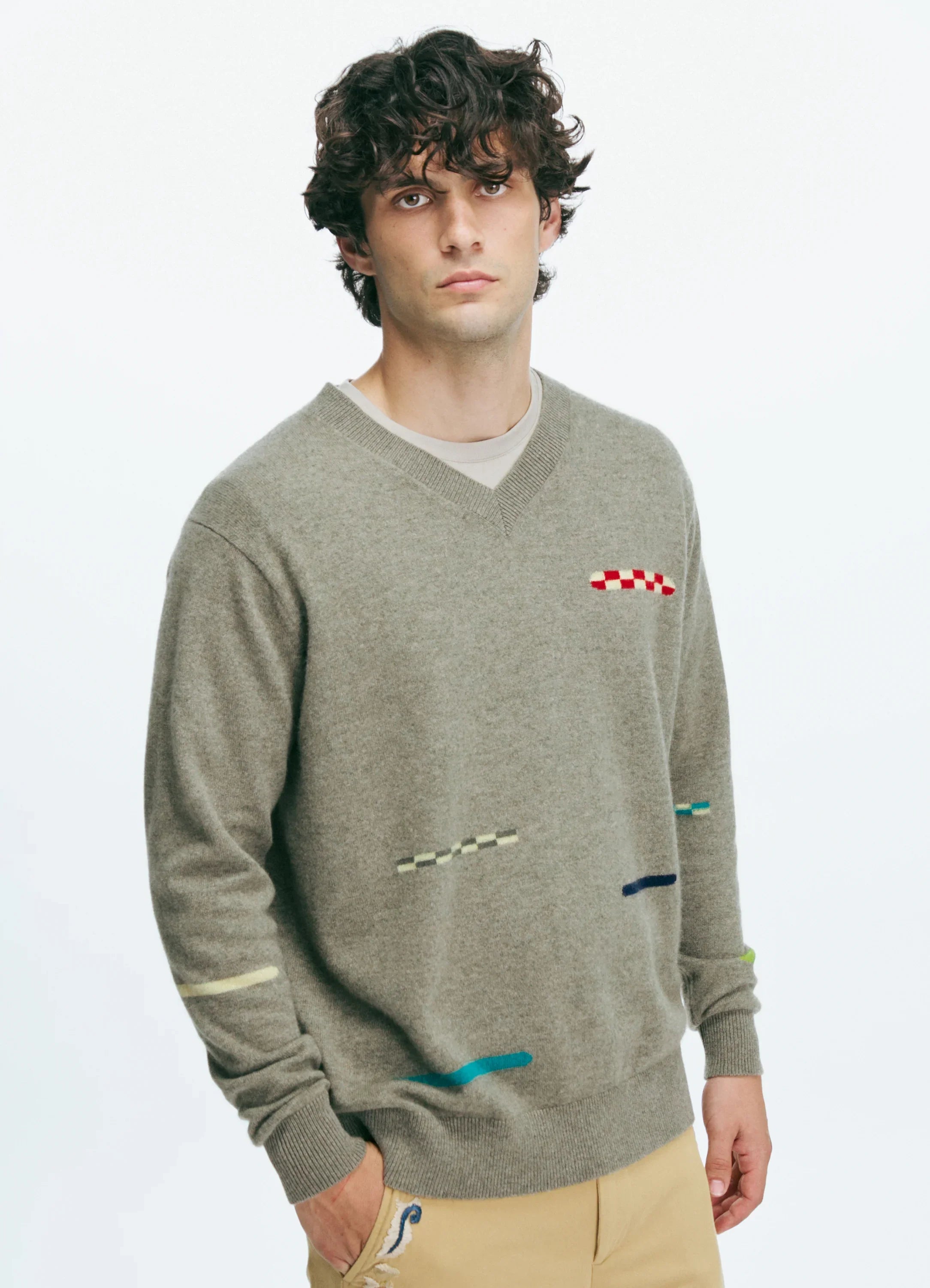 El modelo mide 1.89 m y usa talla Large.