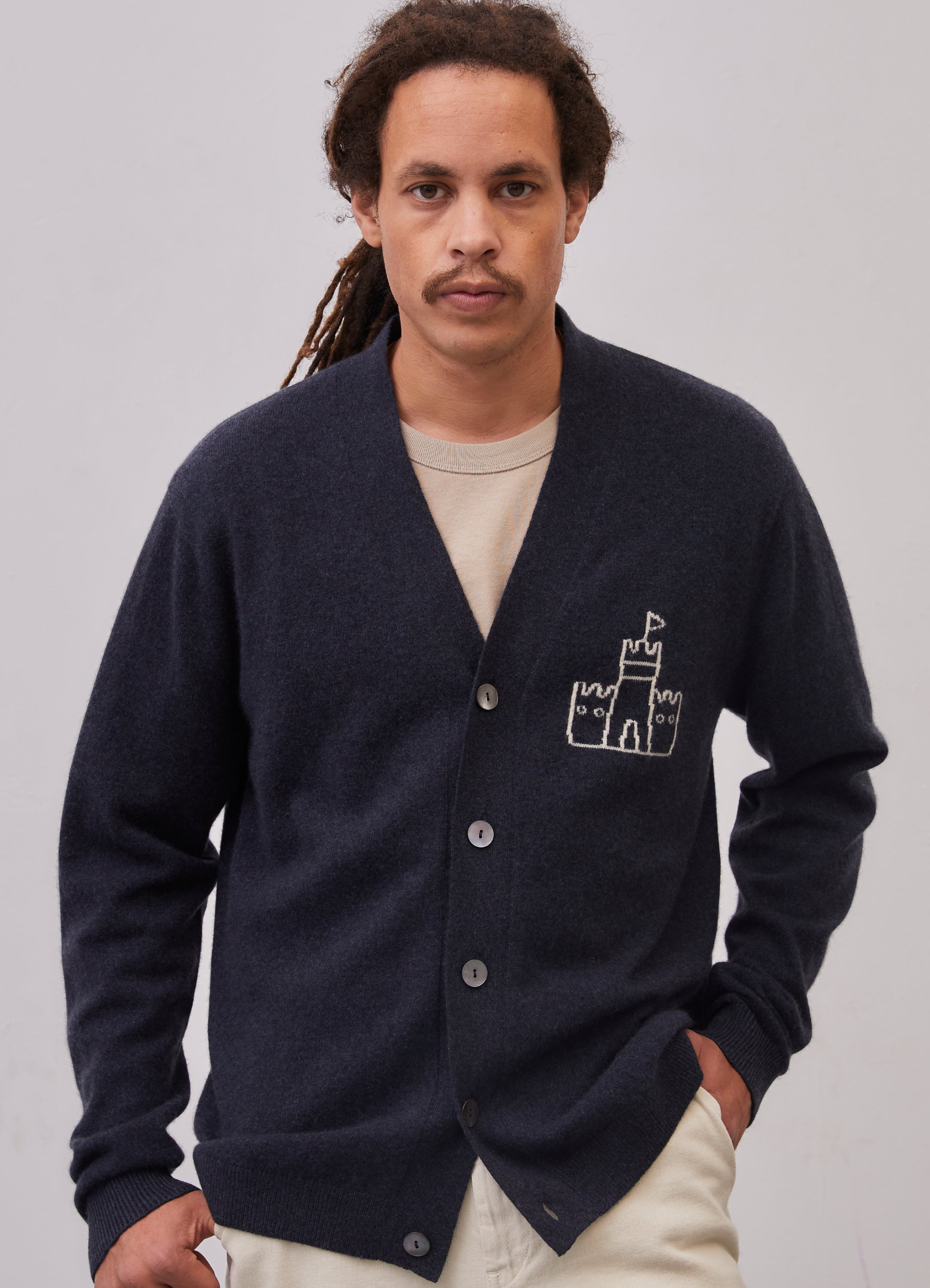 El modelo mide 1.82 m y usa talla Large