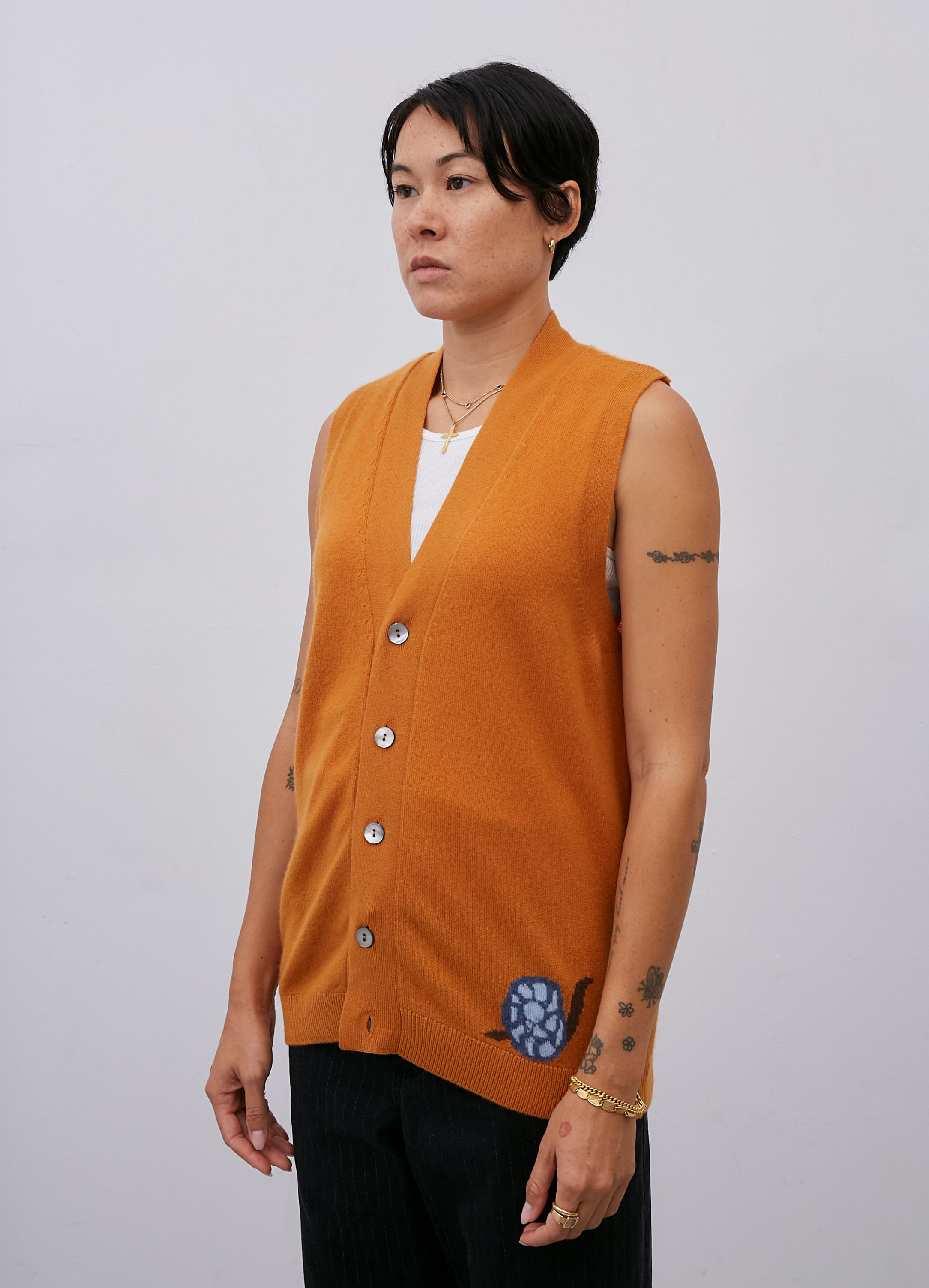 La modelo mide 1.70 m y usa talla Extra Small