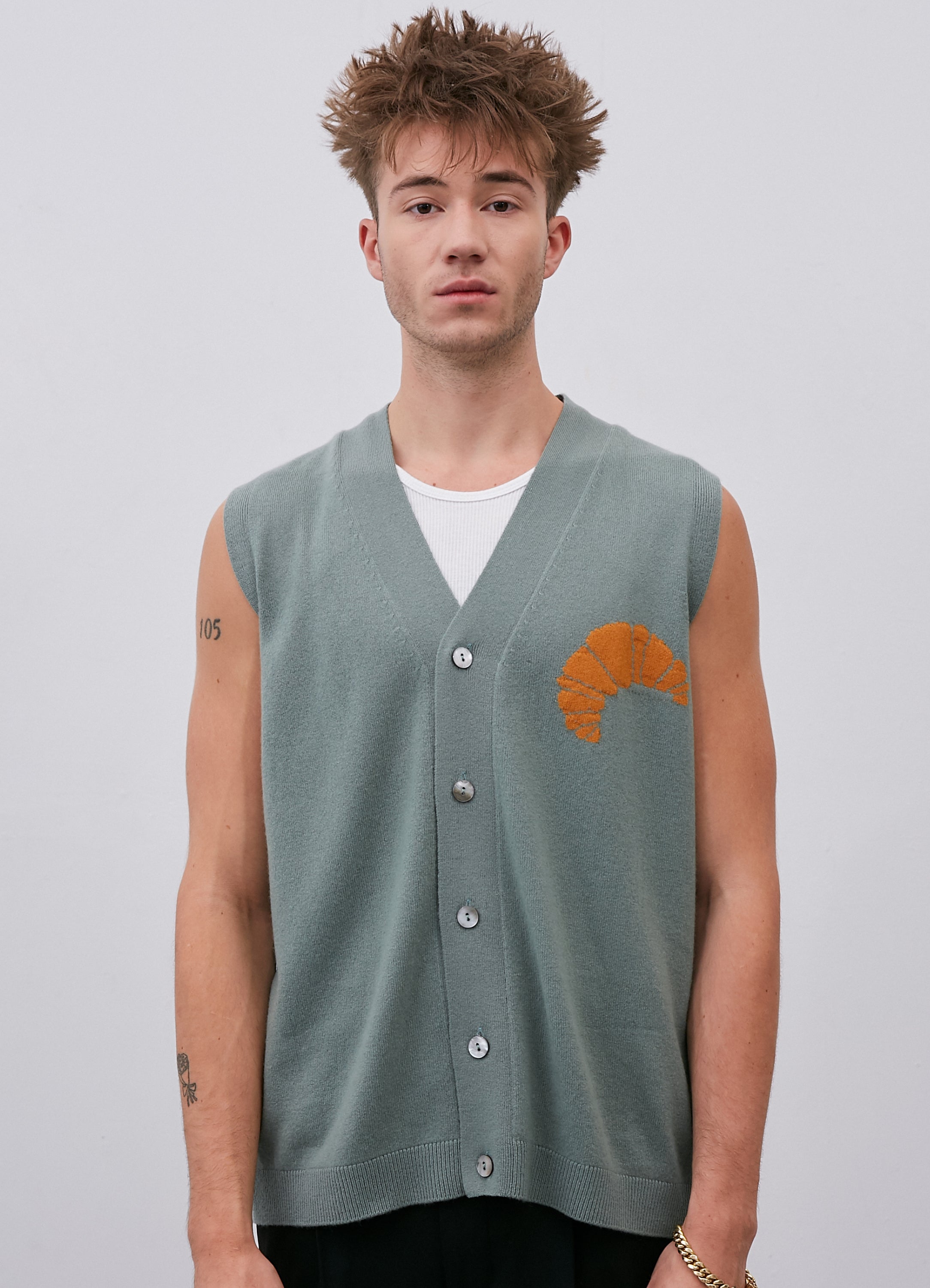 El modelo mide 1.82 m y usa talla Medium