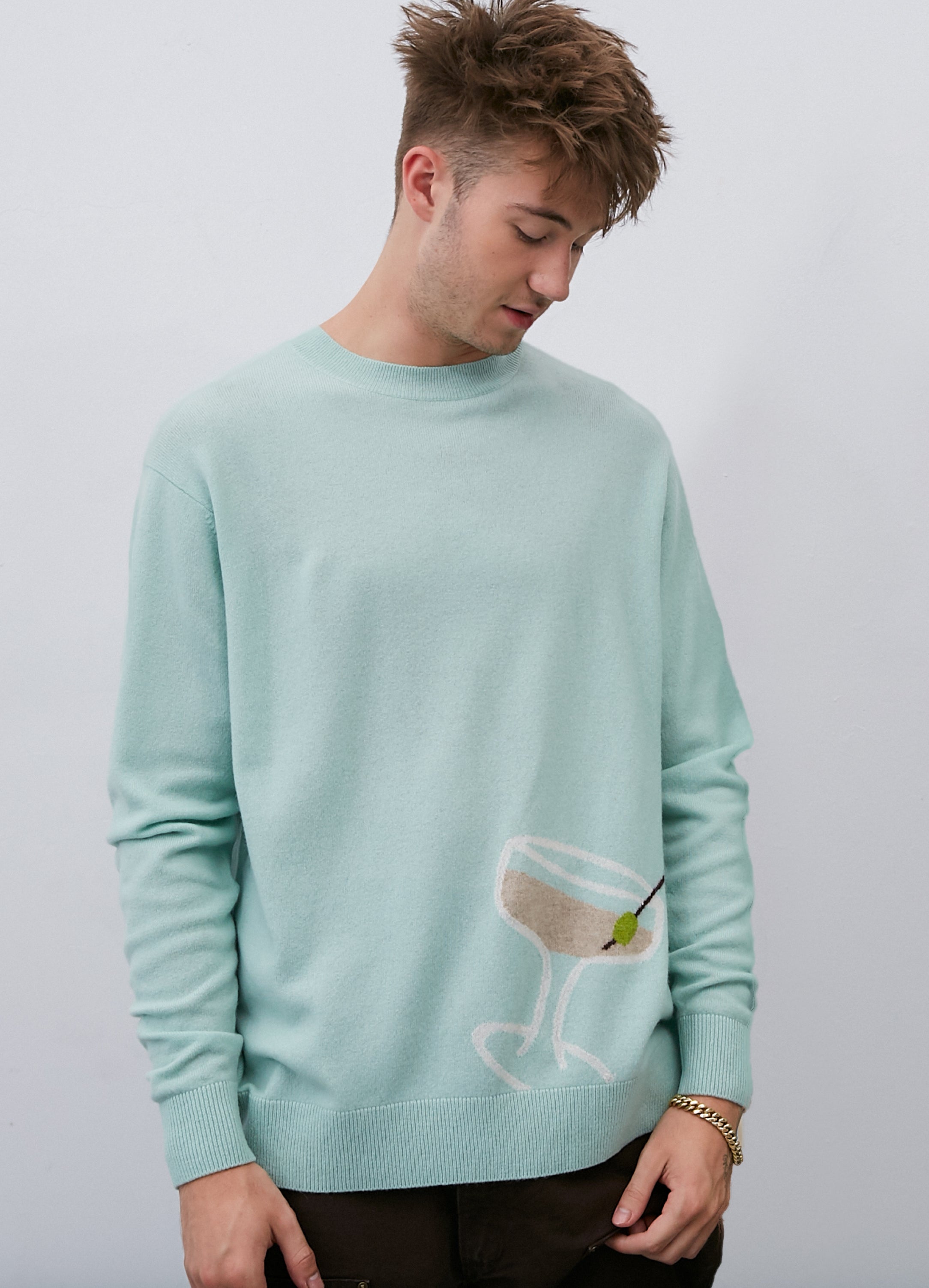 El modelo mide 1.90 m y usa talla Large