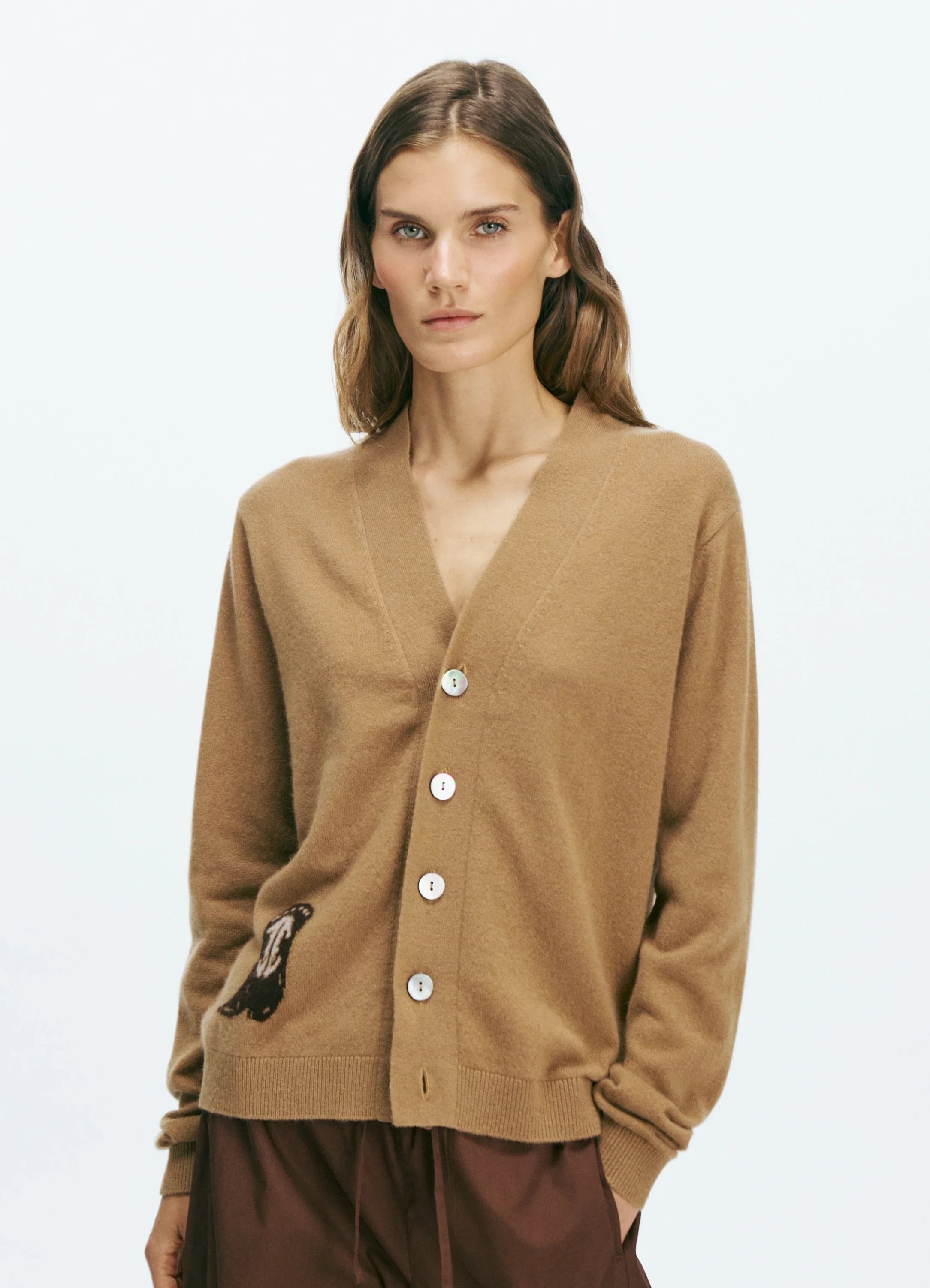 La modelo mide 1.75 m y usa talla Extra Extra Small.