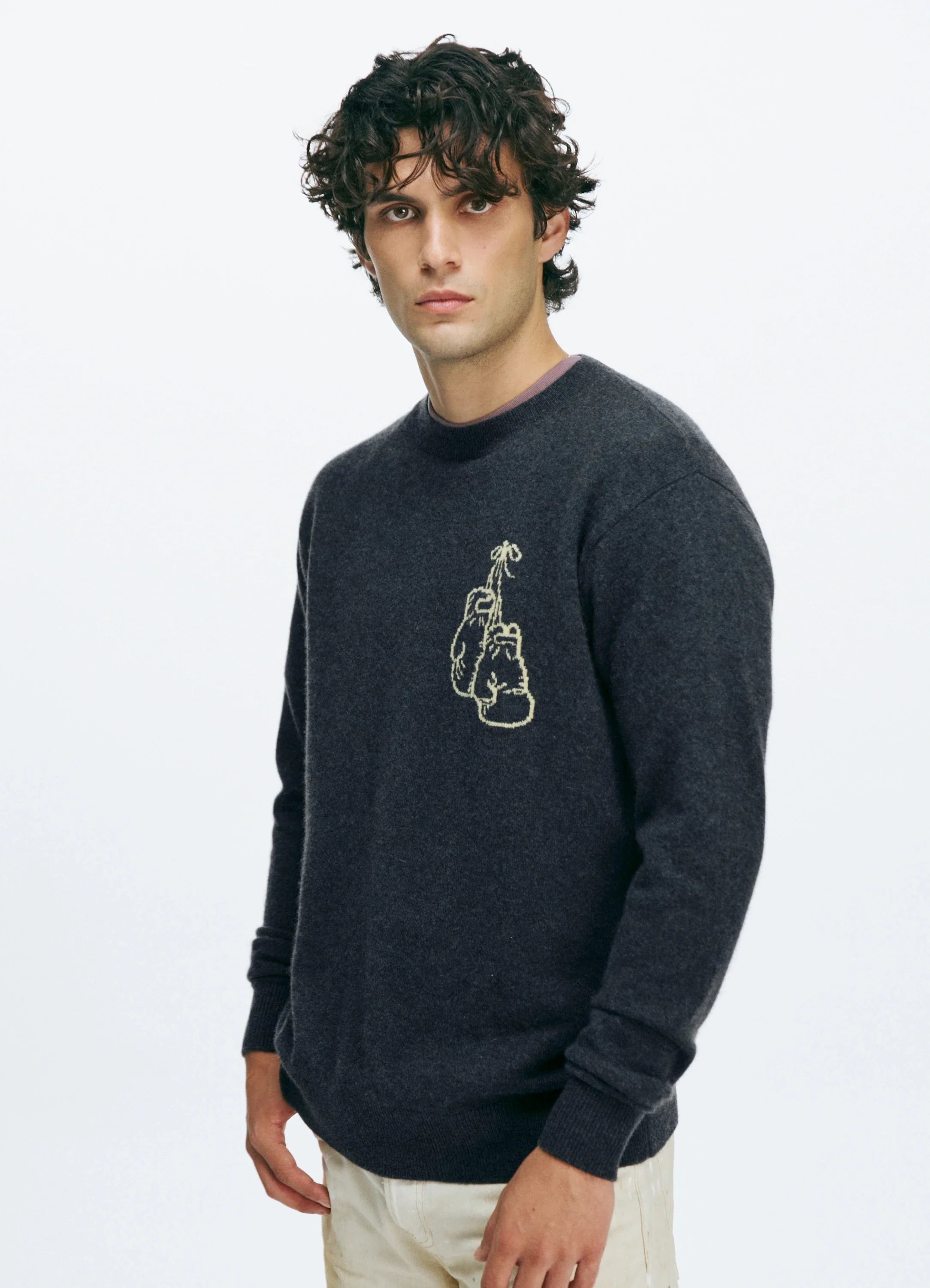 El modelo mide 1.89 m y usa talla Large.