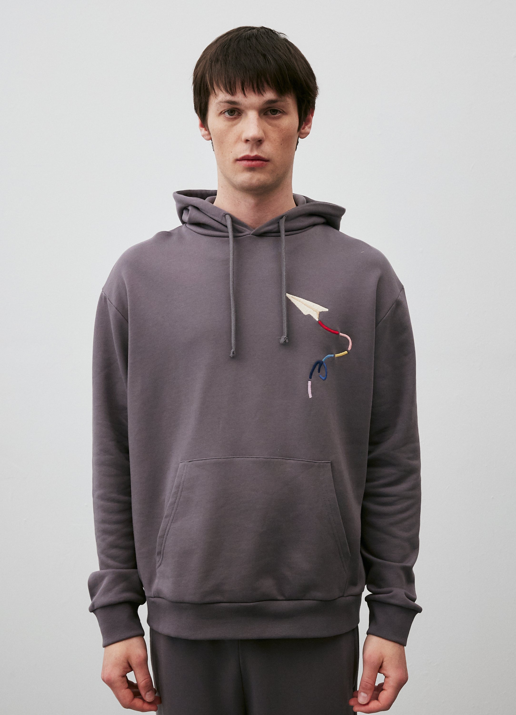 El modelo mide 1.86 m y usa talla Large.