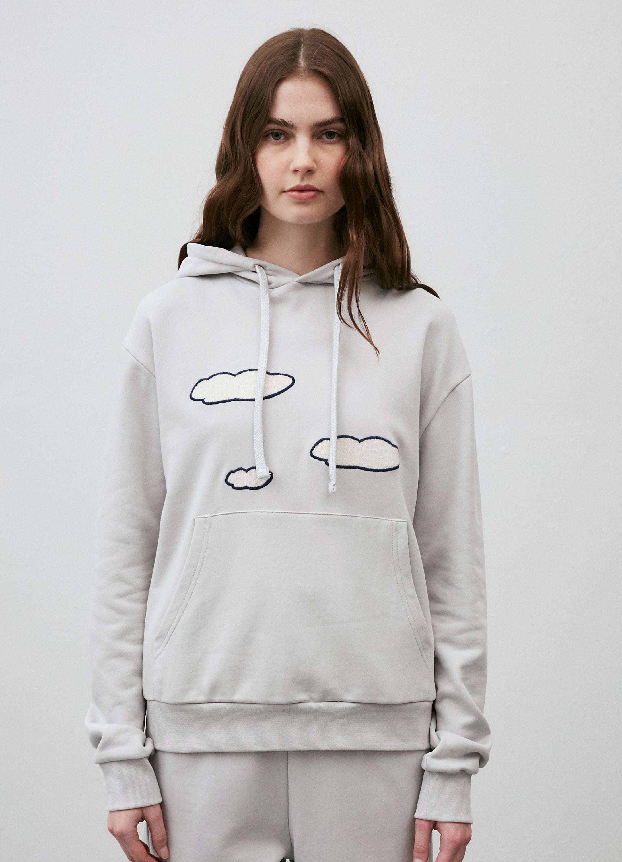 La modelo mide 1.77 m y usa talla XX Small.