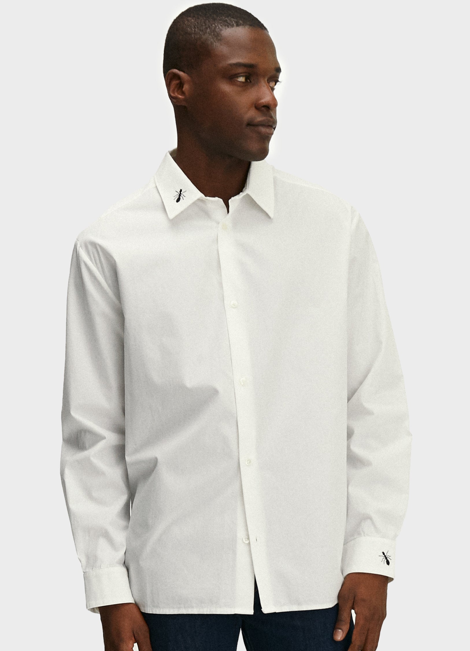 El modelo mide 1.89 m y usa talla Extra Large.
