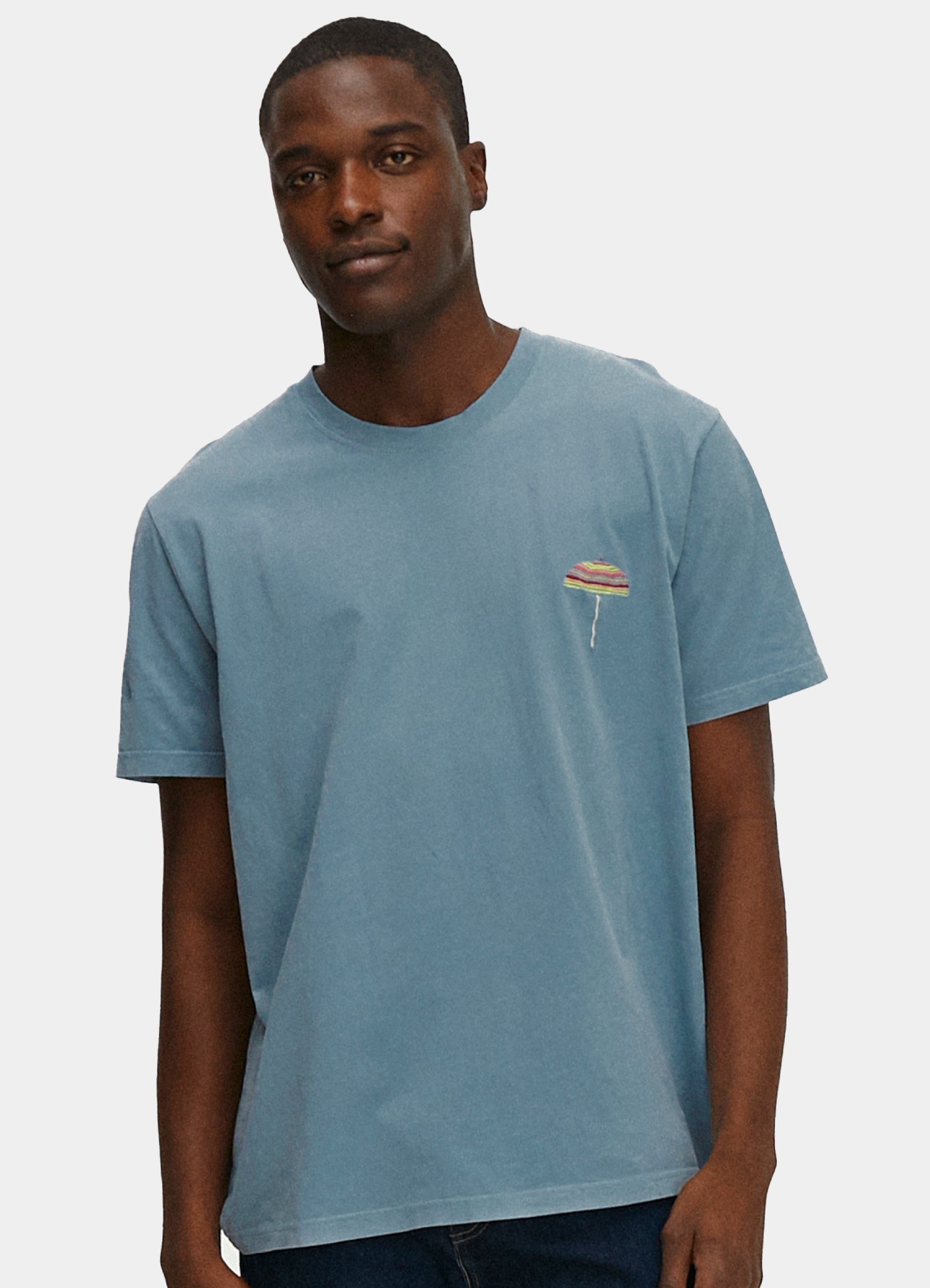 El modelo mide 1.89 m y usa talla Extra Large.