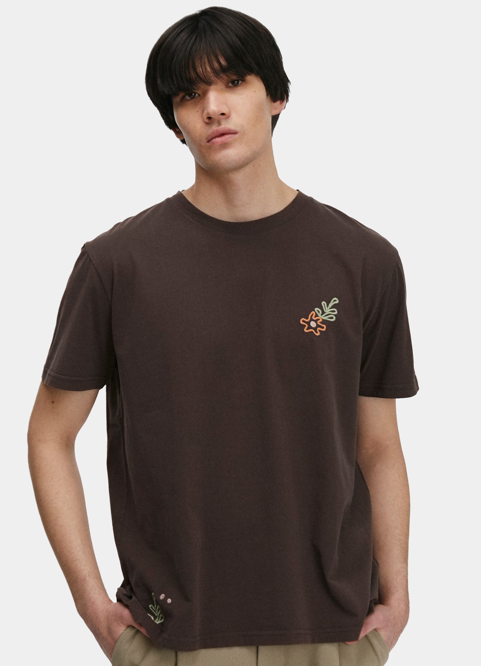 El modelo mide 1.88 m y usa talla Large.