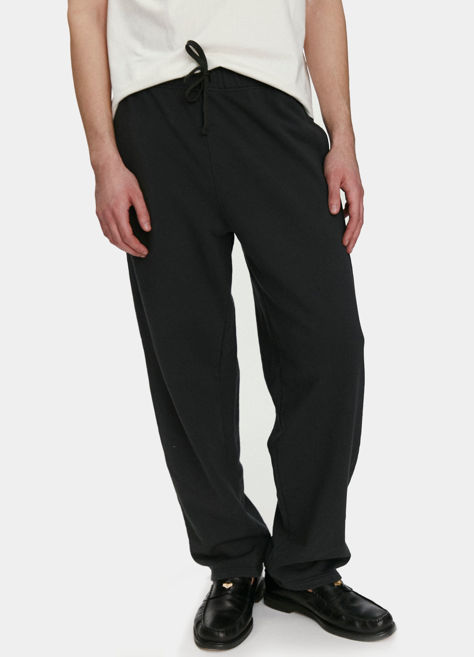 El modelo mide 1.88 m y usa talla Large.