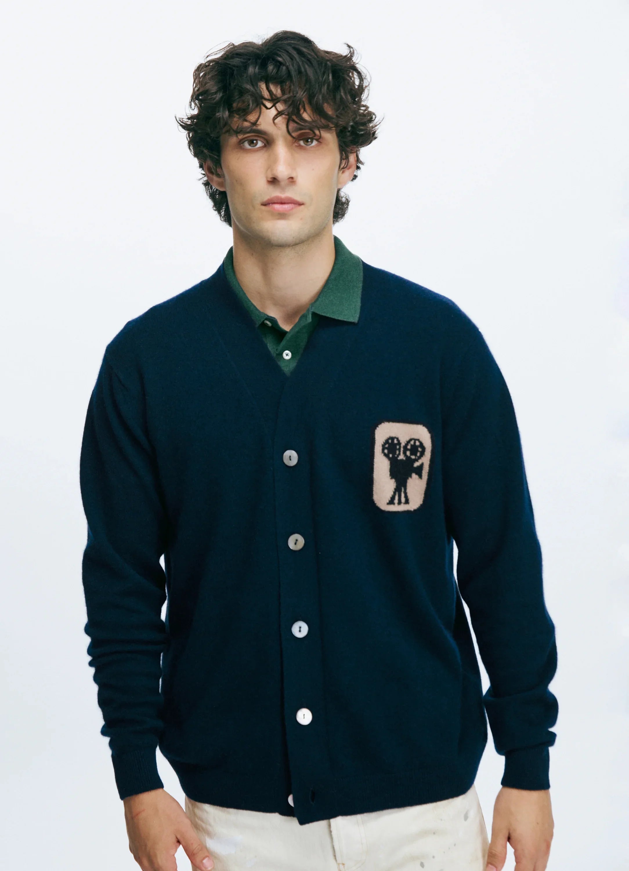 El modelo mide 1.89 m y usa talla Large.