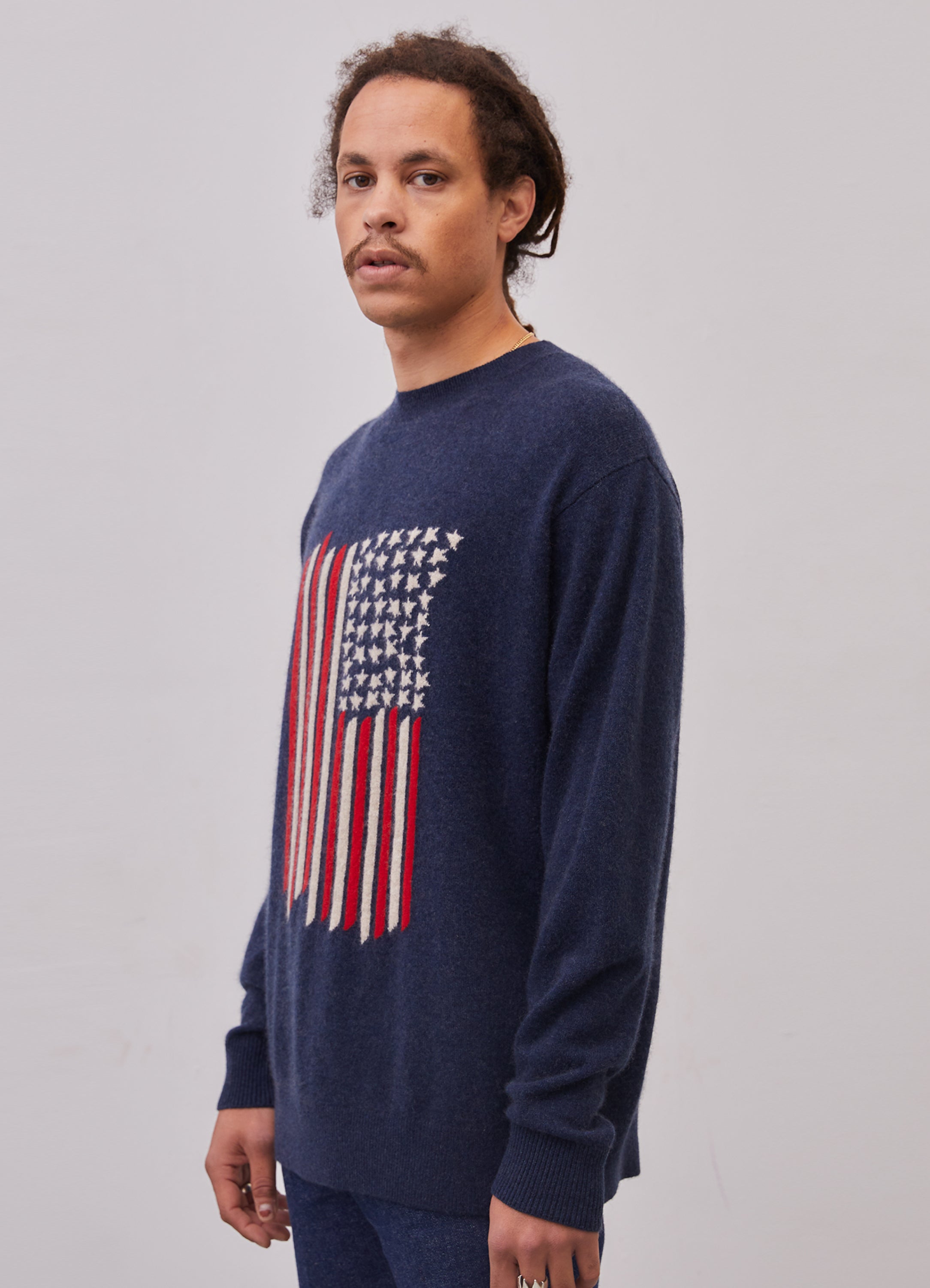 El modelo mide 1.82 m y usa talla Large