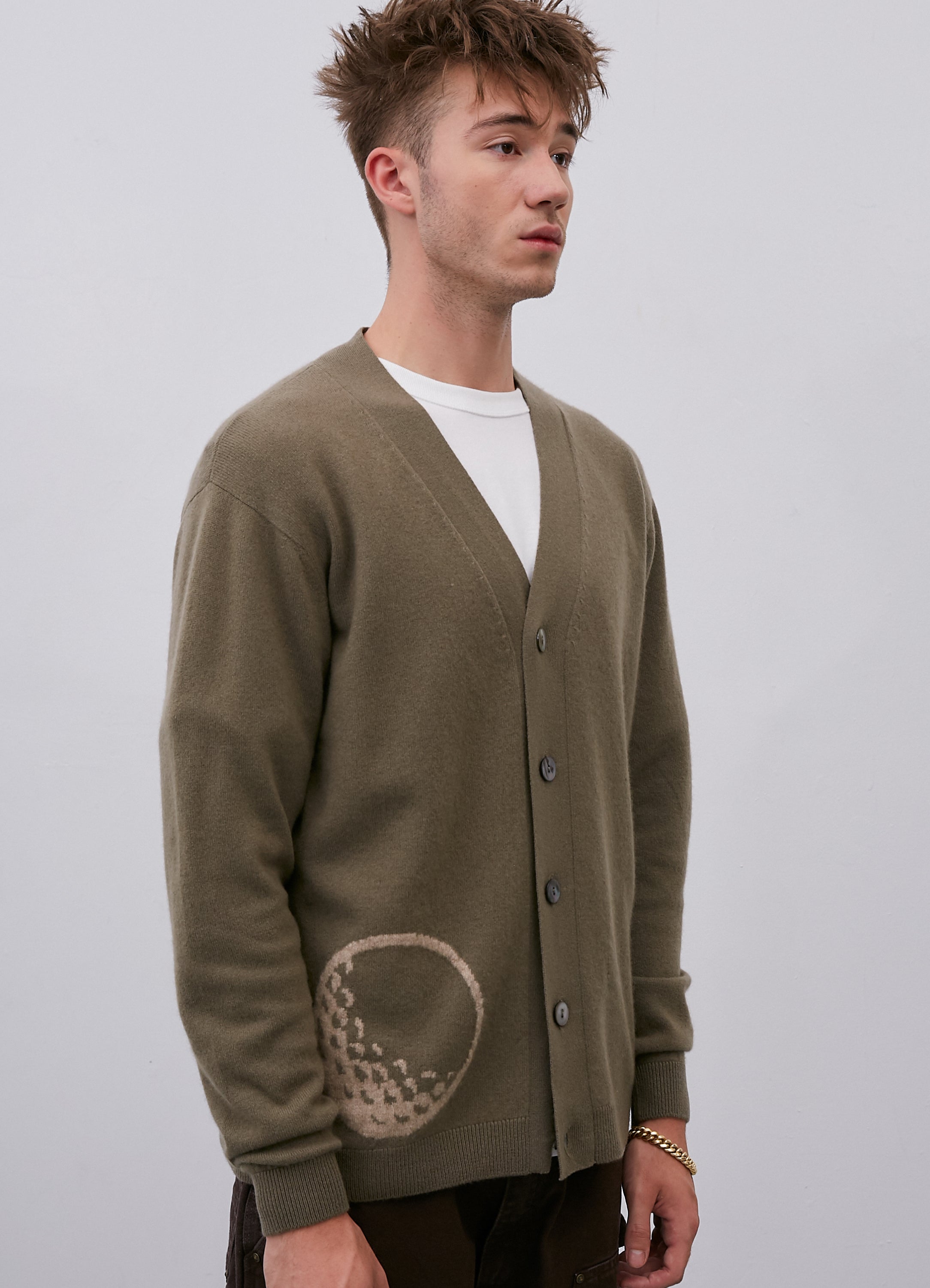 El modelo mide 1.90 m y usa talla Large