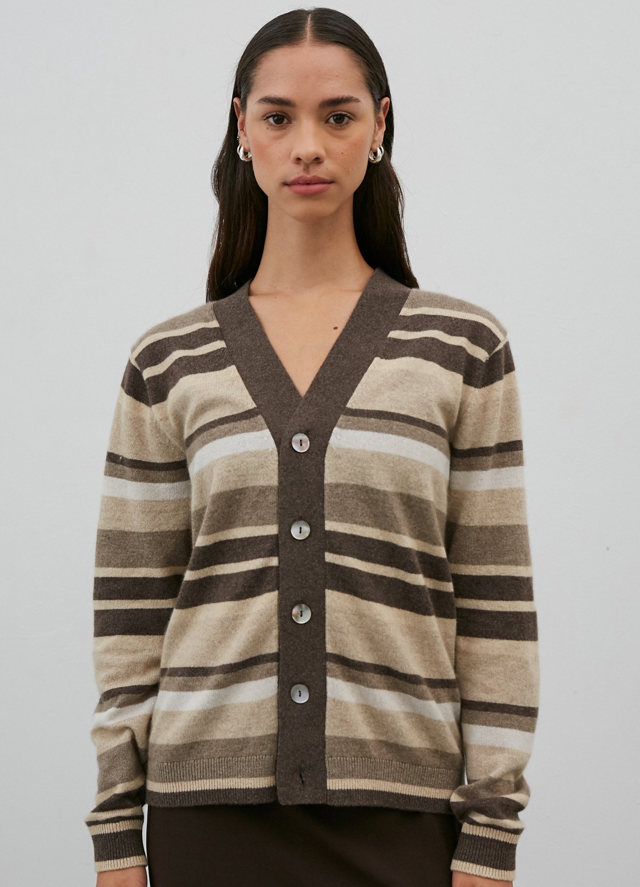 La modelo mide 1.7 m y usa talla Extra Small.