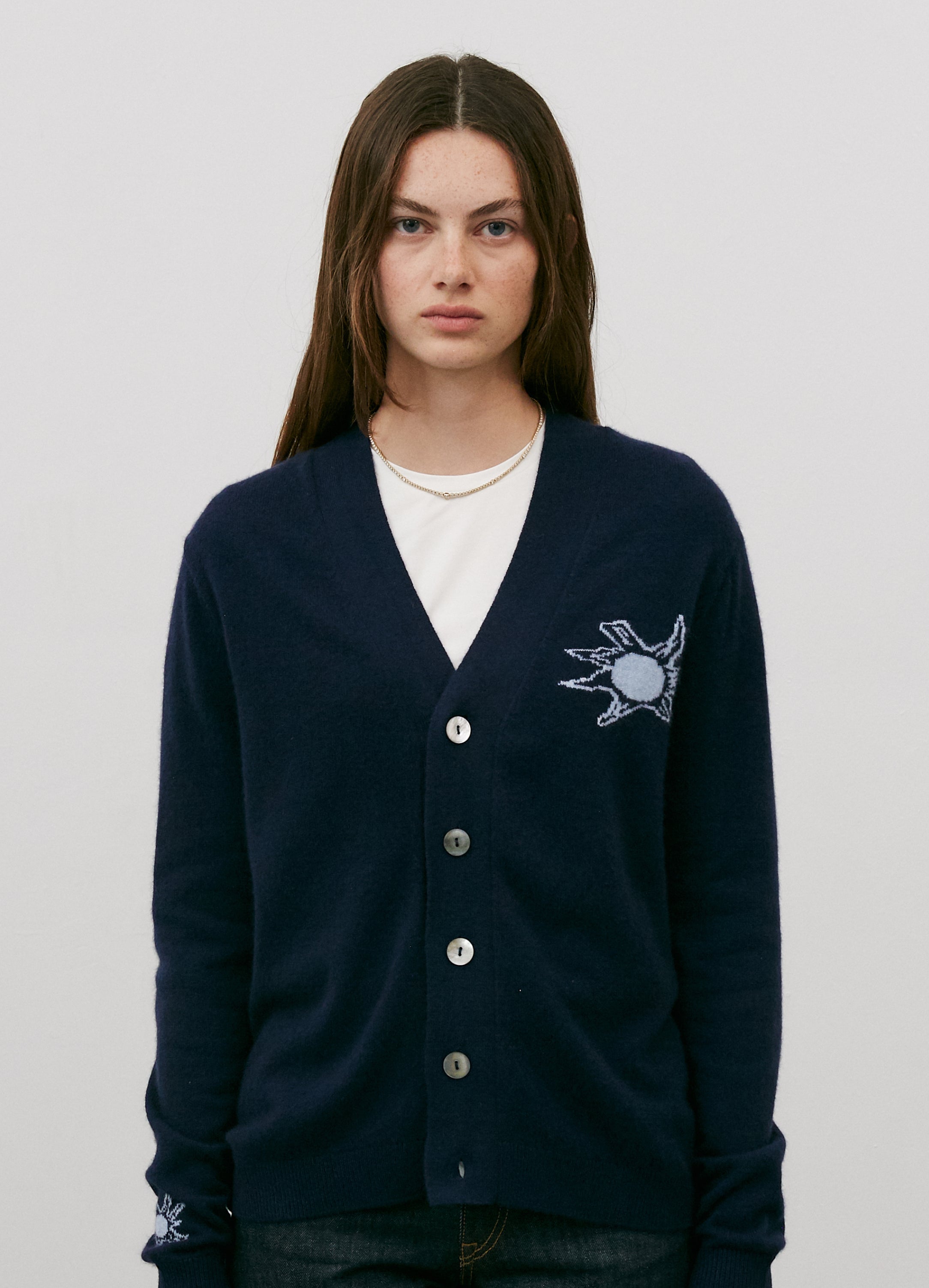 La modelo mide 1.78 m y usa talla Extra Small.