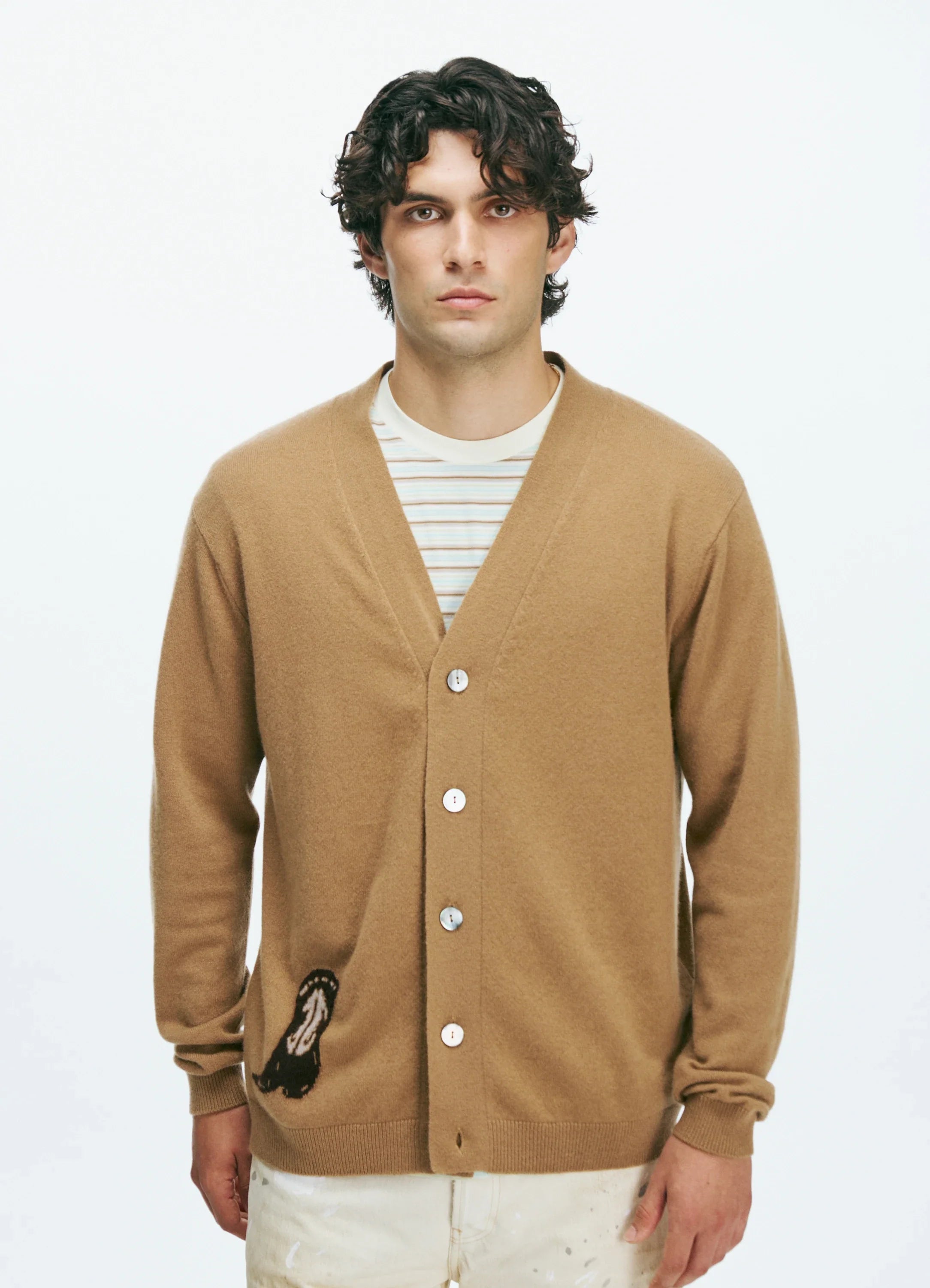 El modelo mide 1.89 m y usa talla Large.