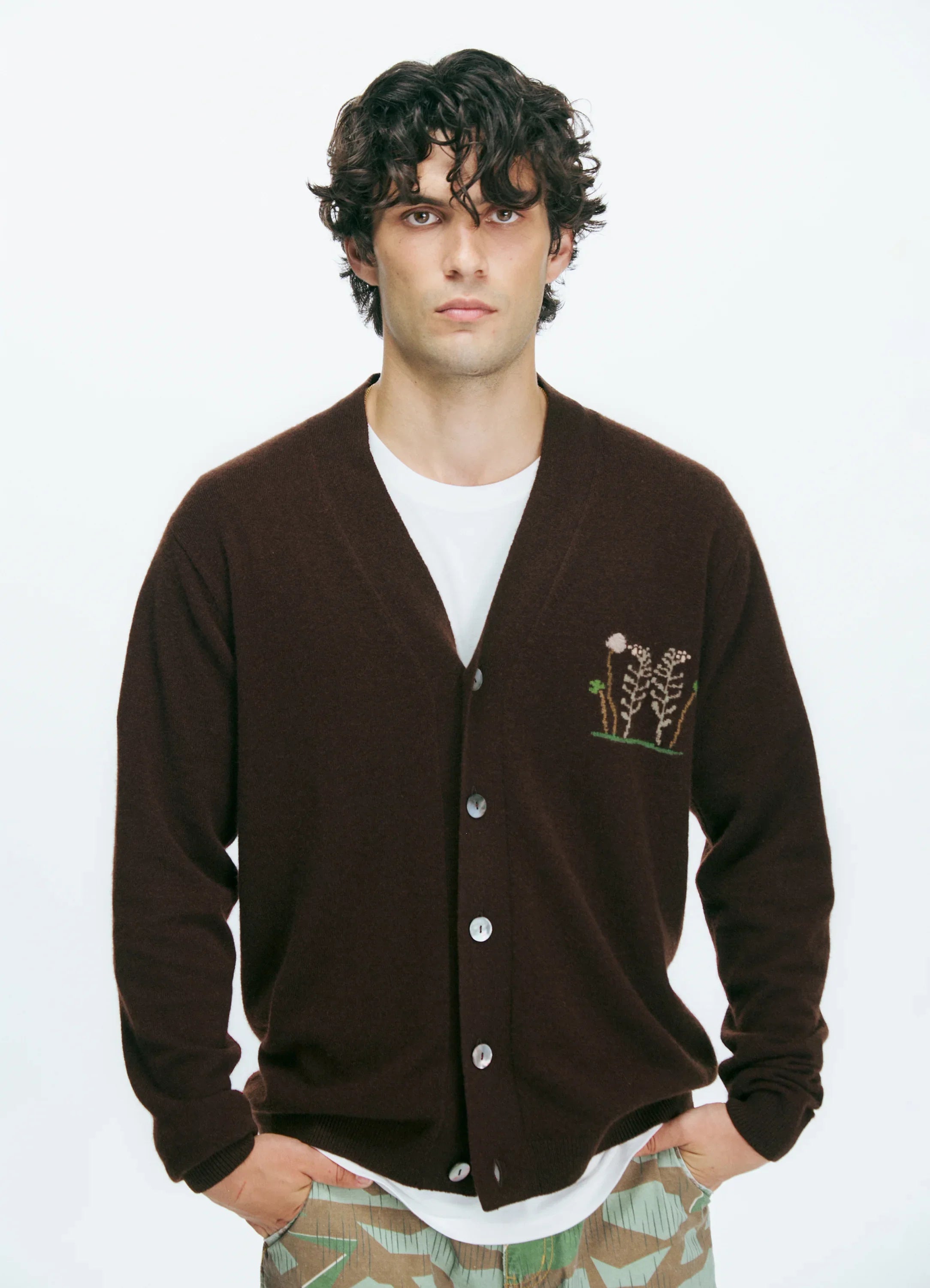 El modelo mide 1.89 m y usa talla Large.