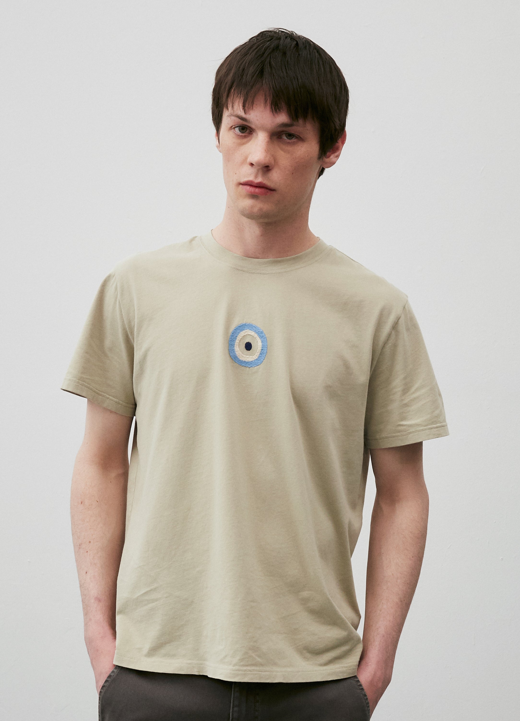 El modelo mide 1.86 m y usa talla Large.